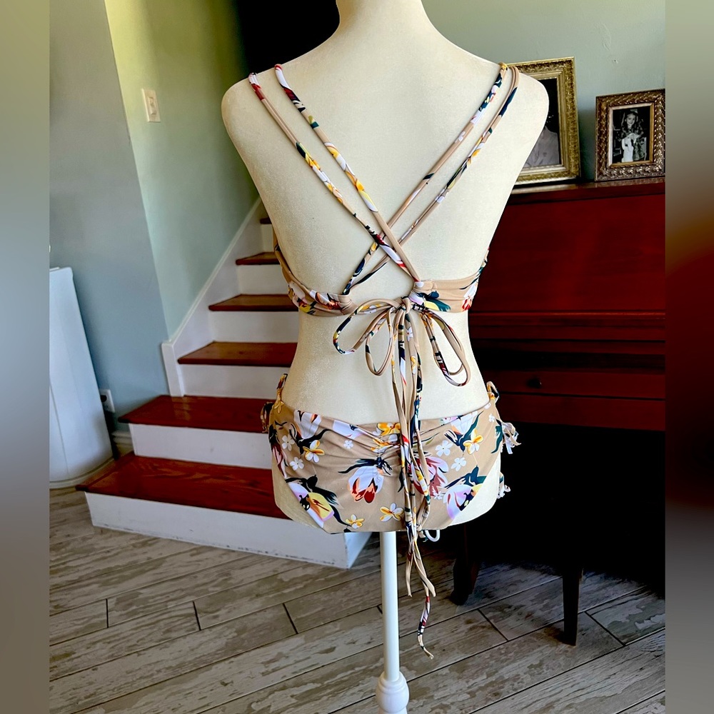 Super cute tropical bikini large top medium bottom